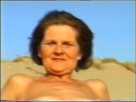 Retro : Amy pisses on her mom at a nudist beach