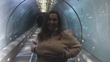 Big titties in a shark tunnel ❤