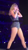 Taylor Swift's dancing and shaking her ass. What an amazing slut!